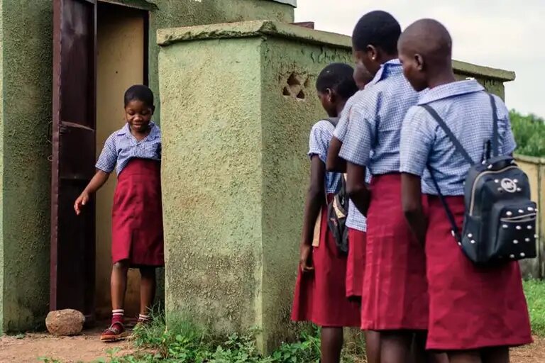    © ЮНИСЕФ/Адзапе. Девочки в очереди в туалет на территории школы в штате Бенуэ, Нигерии.