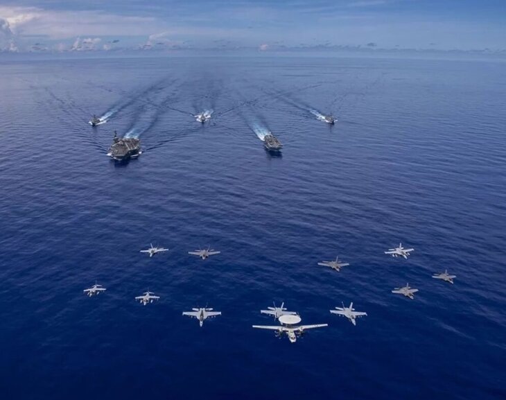     Авианосная группировка ВМФ США с воздушным прикрытием. Источник: globallookpress.com.