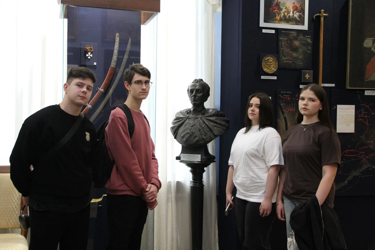 Новочеркасск. Студенты в стенах Музея Истории Донского Казачества 