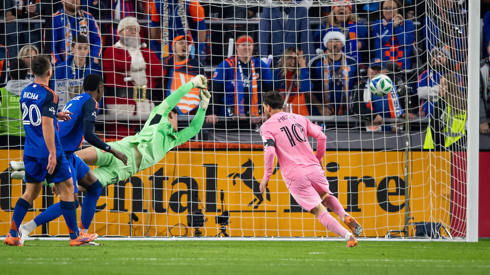 Лионель Месси (№10) принял участие во всех 12 голевых комбинациях «Интер Майами» в play-off MLS: шесть раз забил сам и шесть раз ассистировал партнерам.📷Фото: Tanner Pearson / AP