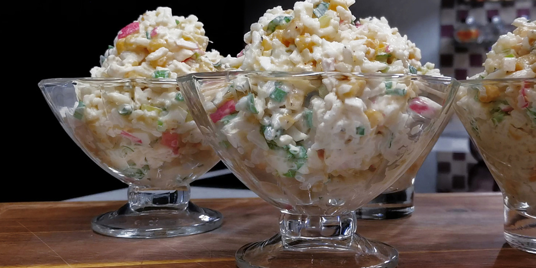 Гости обожают этот салат "Нежный вечер", но определить из чего не могут. А все потому, что ингредиенты в нем сочетаются очень необычно