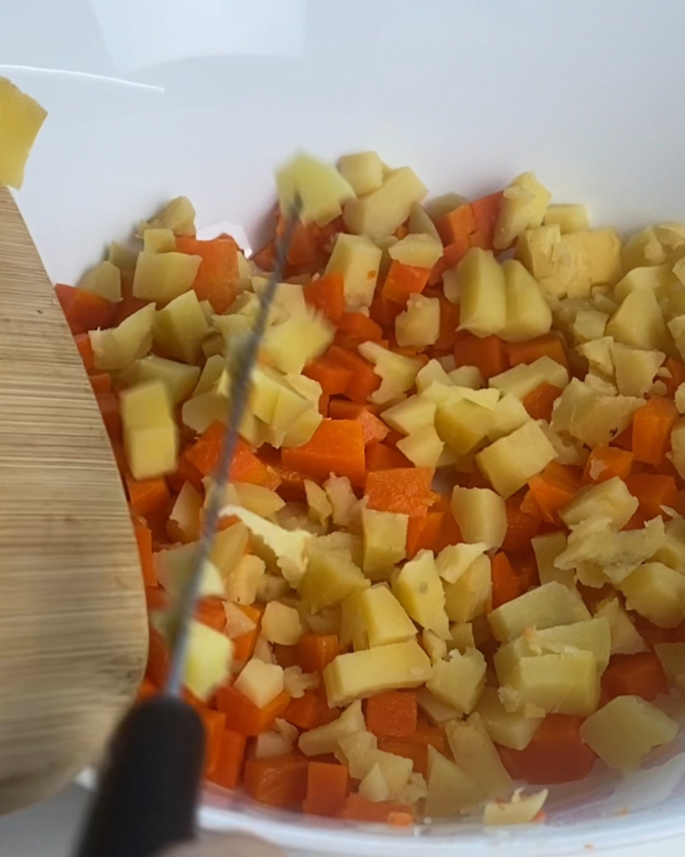 Морковь, картофель нарезать кубиком.