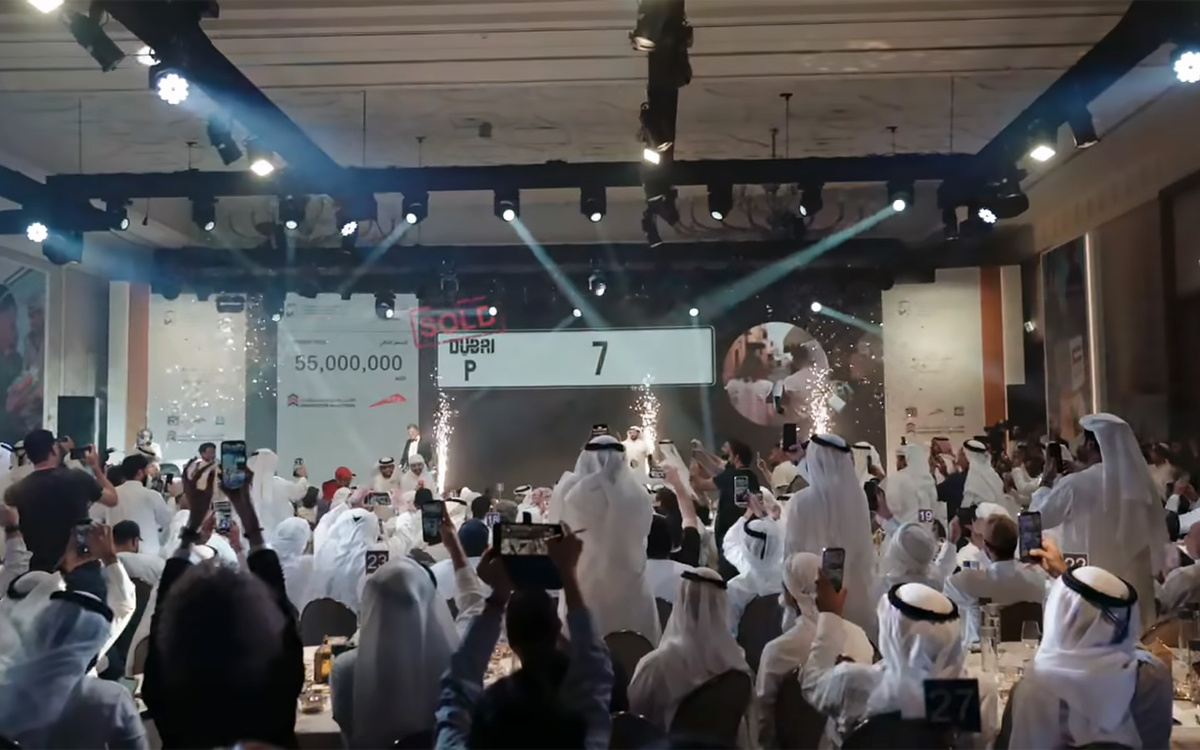 Emirates Auction / Youtube📷В Эмиратах многие покупатели «красивых» номеров, которые реализуются через благотворительные аукционы, предпочитают сохранять анонимность