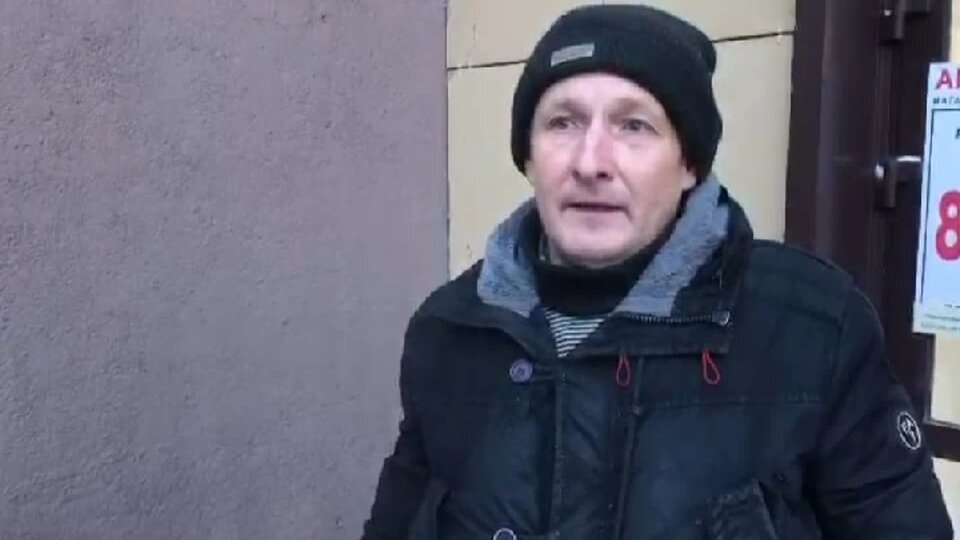 Мужчина спас близнецов, которых родной отец хотел выкинуть с пятого этажа – девочку он поймал на лету