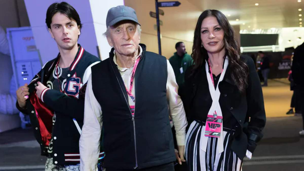 Кэтрин Зета-Джонс и Майкл Дуглас с сыном / Фото: Getty Images