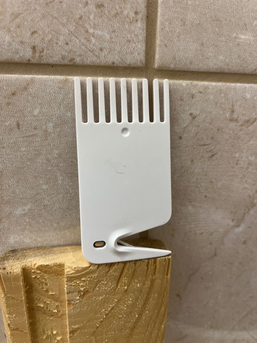 Ножечек для удаления волос и пыли.