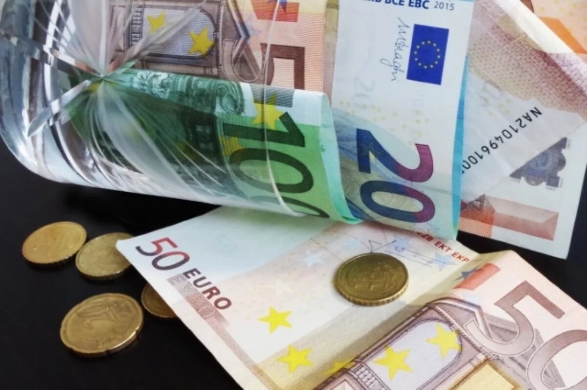    Курс евро на межбанке опустился ниже 90 рублей впервые с июля