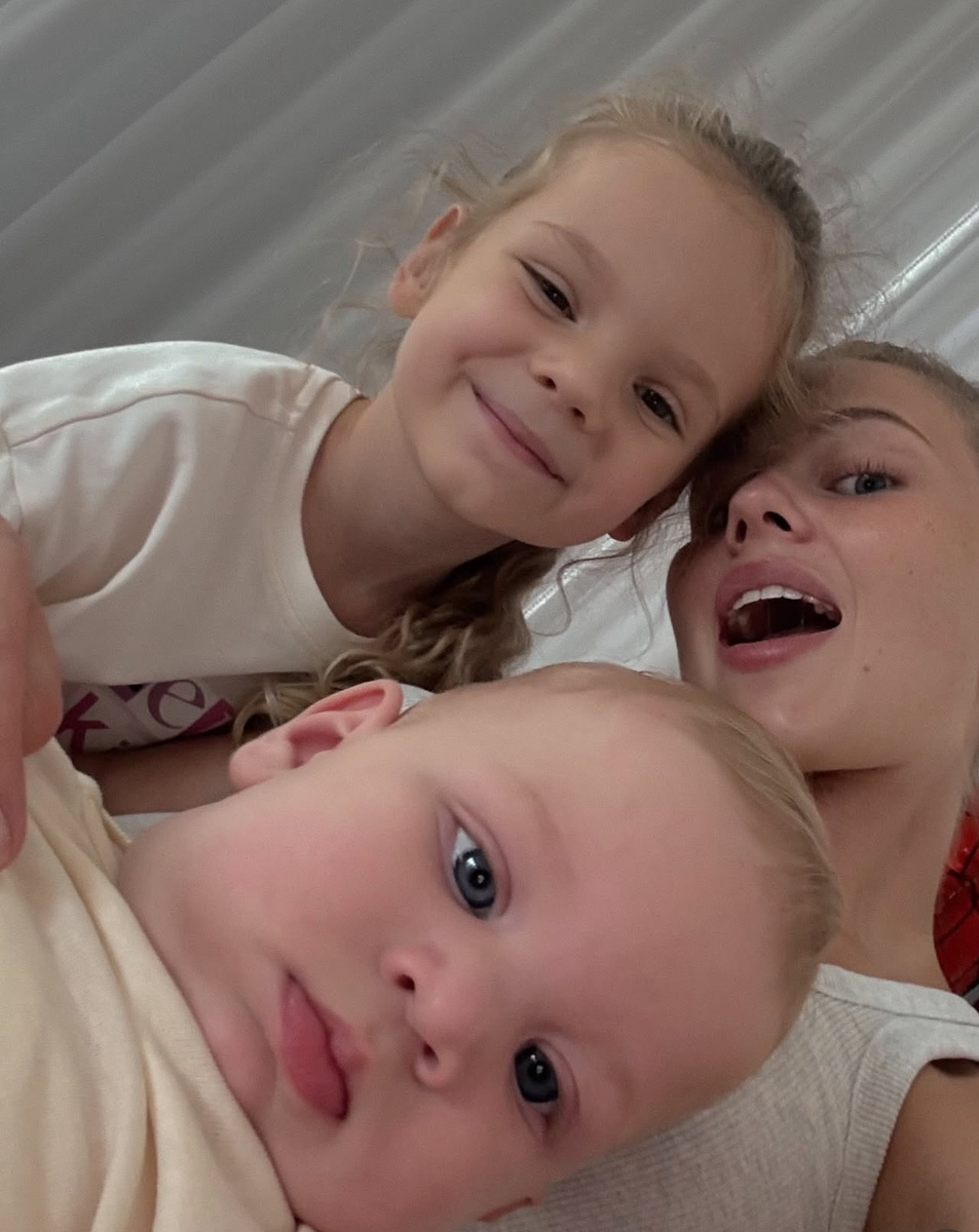     Лиана Шульгина с детьми. Фото: Instagram (Запрещён в РФ) @lianashulginaa