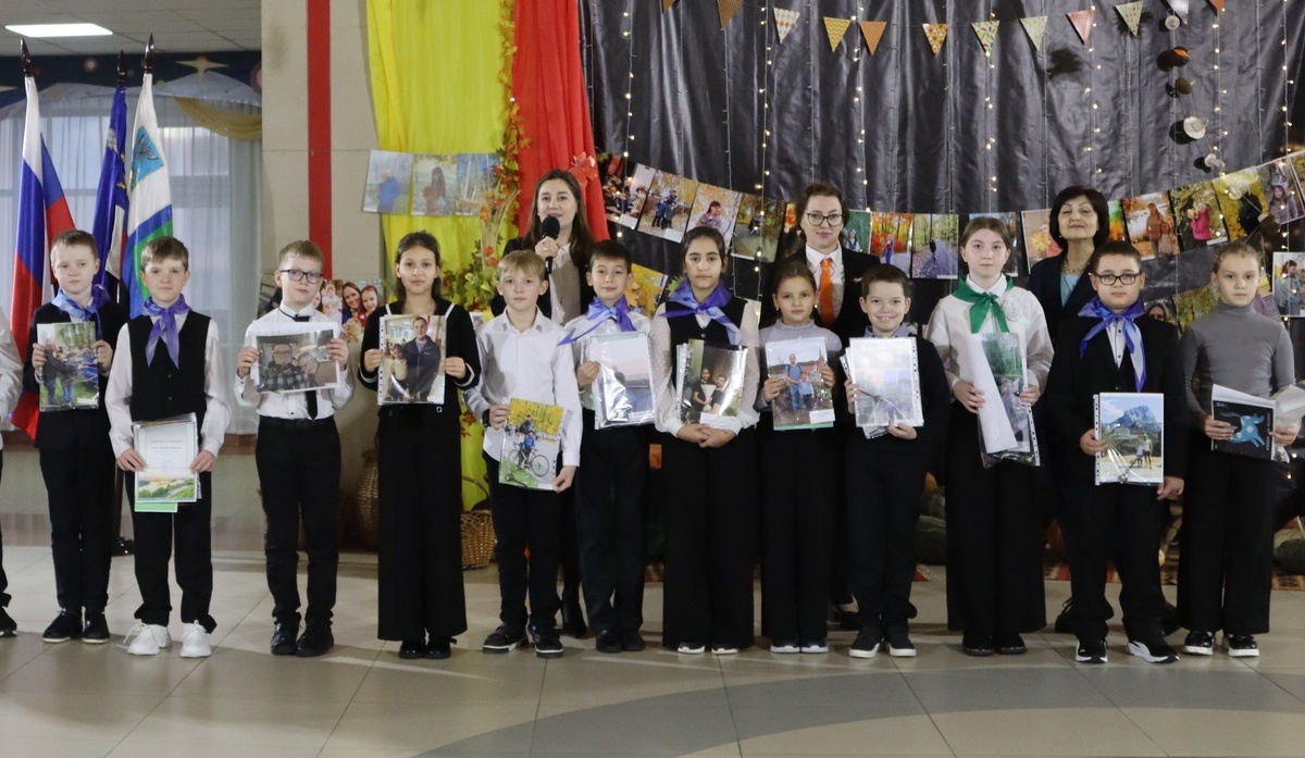 младший сын на школьной линейке