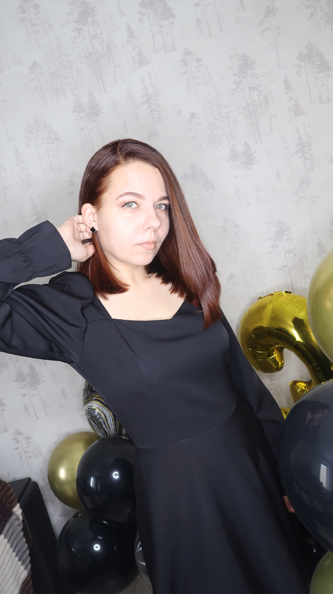 То самое - моё любименькое платье. Сейчас трещит на мне по швам. На фото мой вес 56 кг и оно мне великовато было.