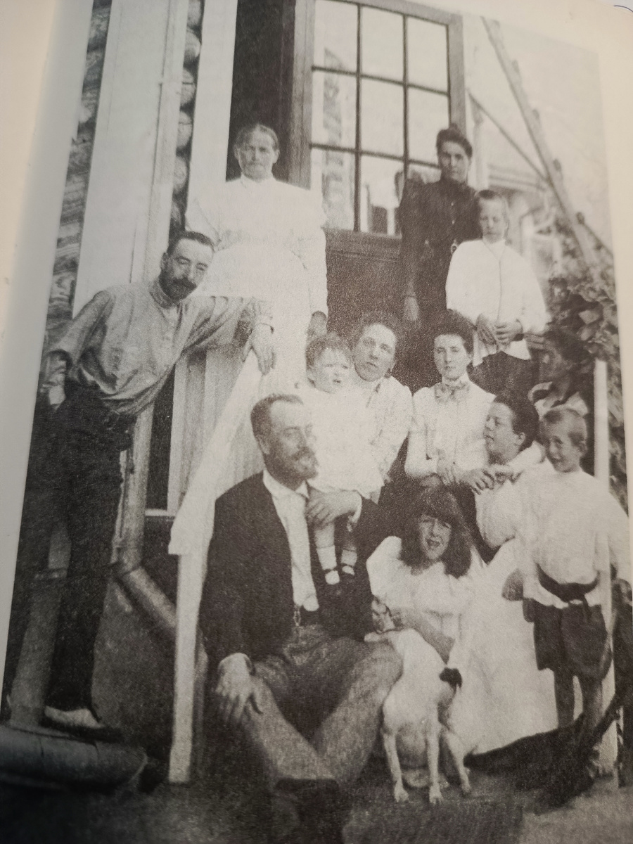 Семья Мекк с детьми, няней и  гувернерами в поместье Копылово недалеко от Киева 