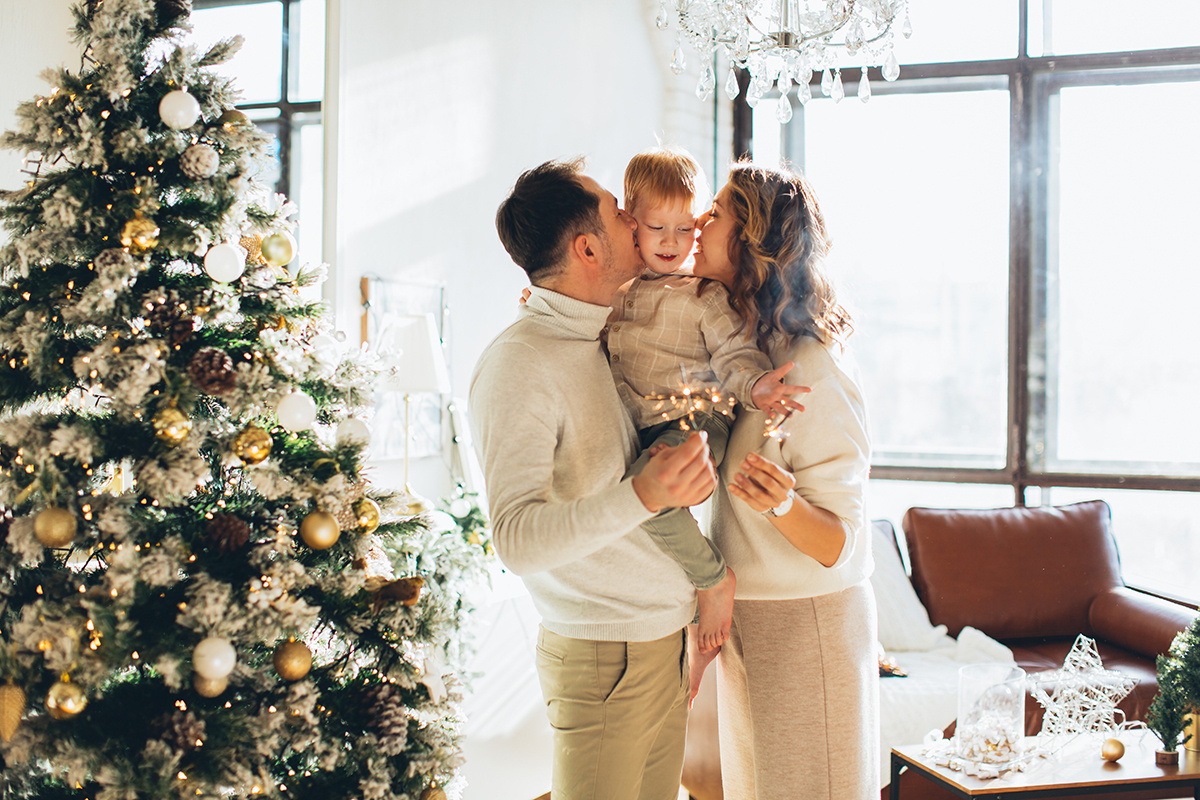 Pexels📷Отметить Новый год с семьей можно дома или на даче