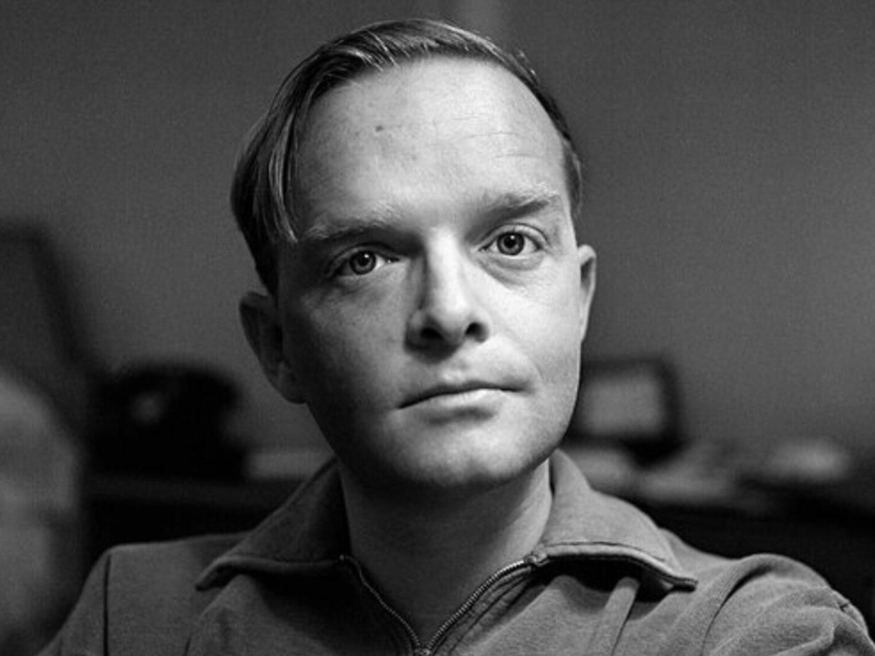 Трумен Гарсия Капоте (имя при рождении — Трумен Стрекфус Персонс) — американский романист, драматург театра и кино, актёр. Многие его рассказы, романы, пьесы и документальные произведения признаны литературной классикой.