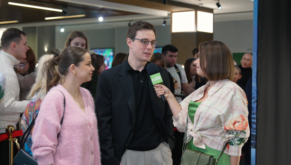 Илья Романович Коробко - российский актёр театра и кино. Известен по сериалу «Молодёжка», где сыграл главную роль - хоккеиста Михаила Пономарёва.