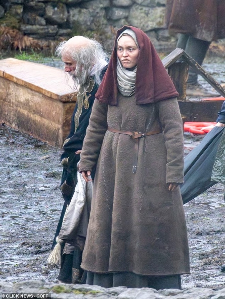 Лили-Роуз Депп, кадр со съемок фильма «Оборотень» (2026) / Фото: Click News and Media  📷
