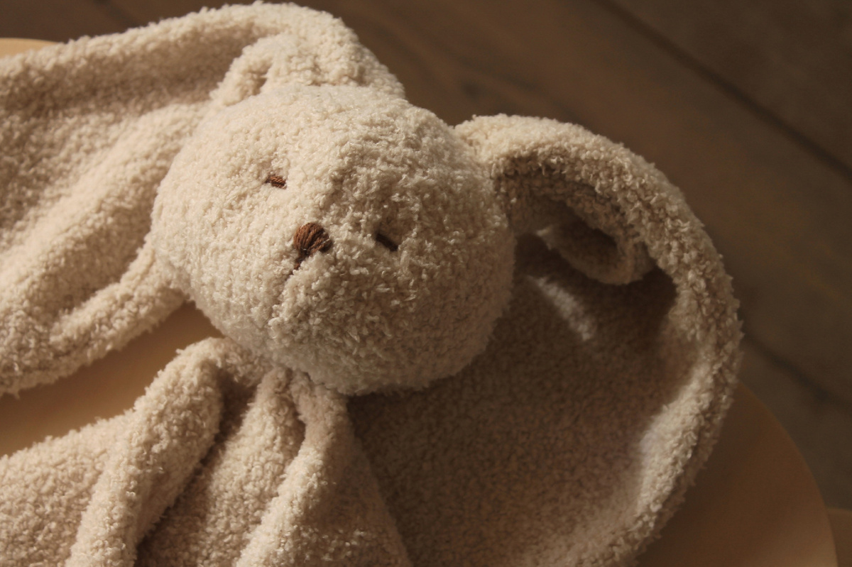 Комфортер "Спящий зайка" из плюша