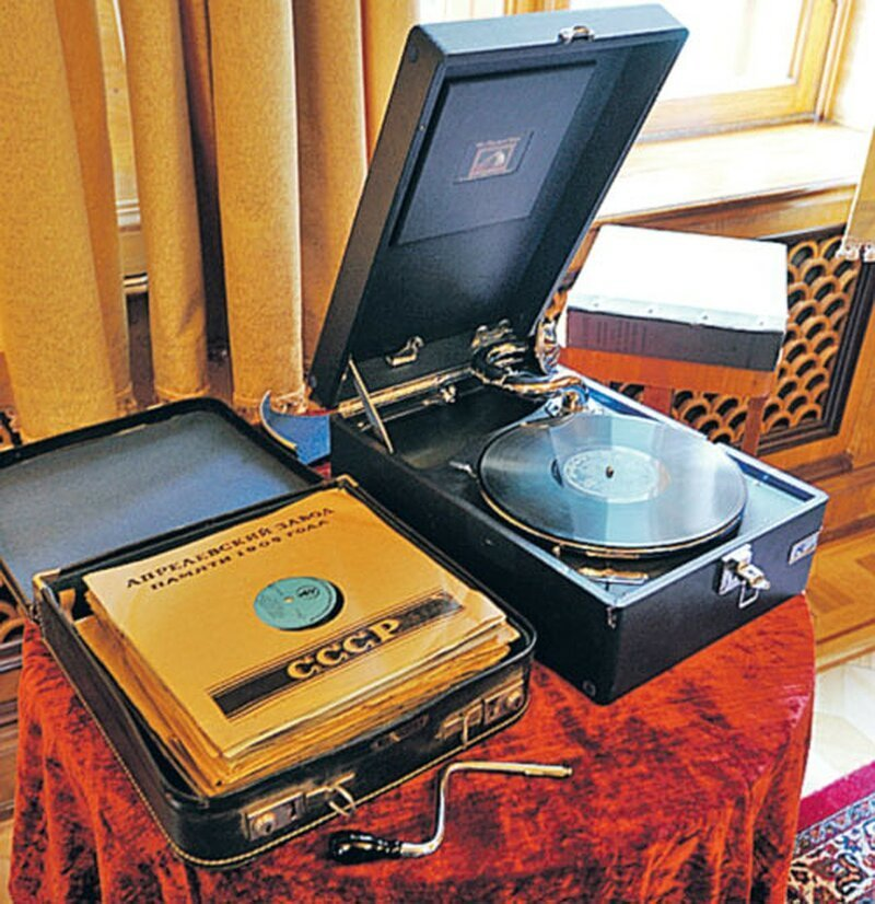 Патефон, на котором товарищ Сталин прослушивал грампластинки. https://fishki.net