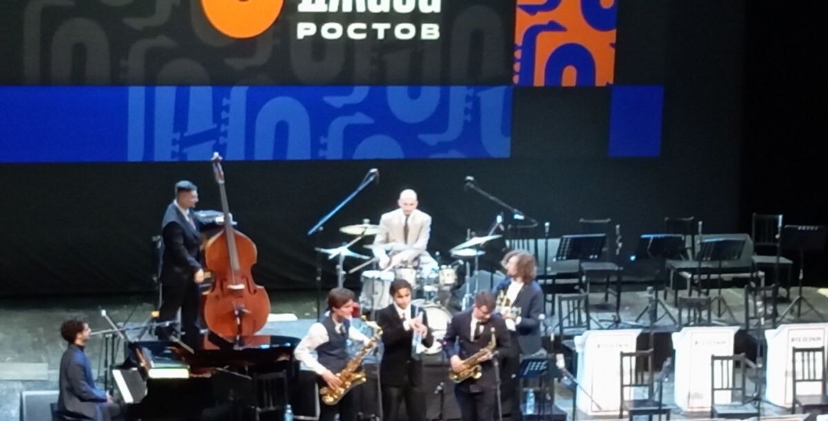 На сцене — победители конкурса в своих номинациях