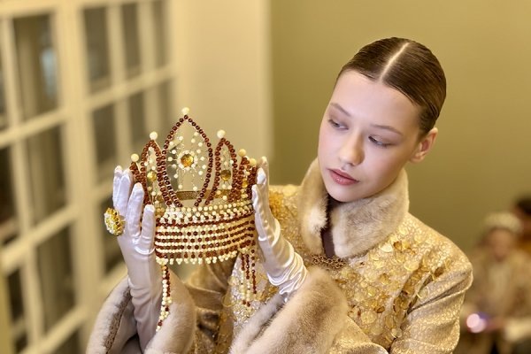 В Калининграде изготовили янтарный кокошник