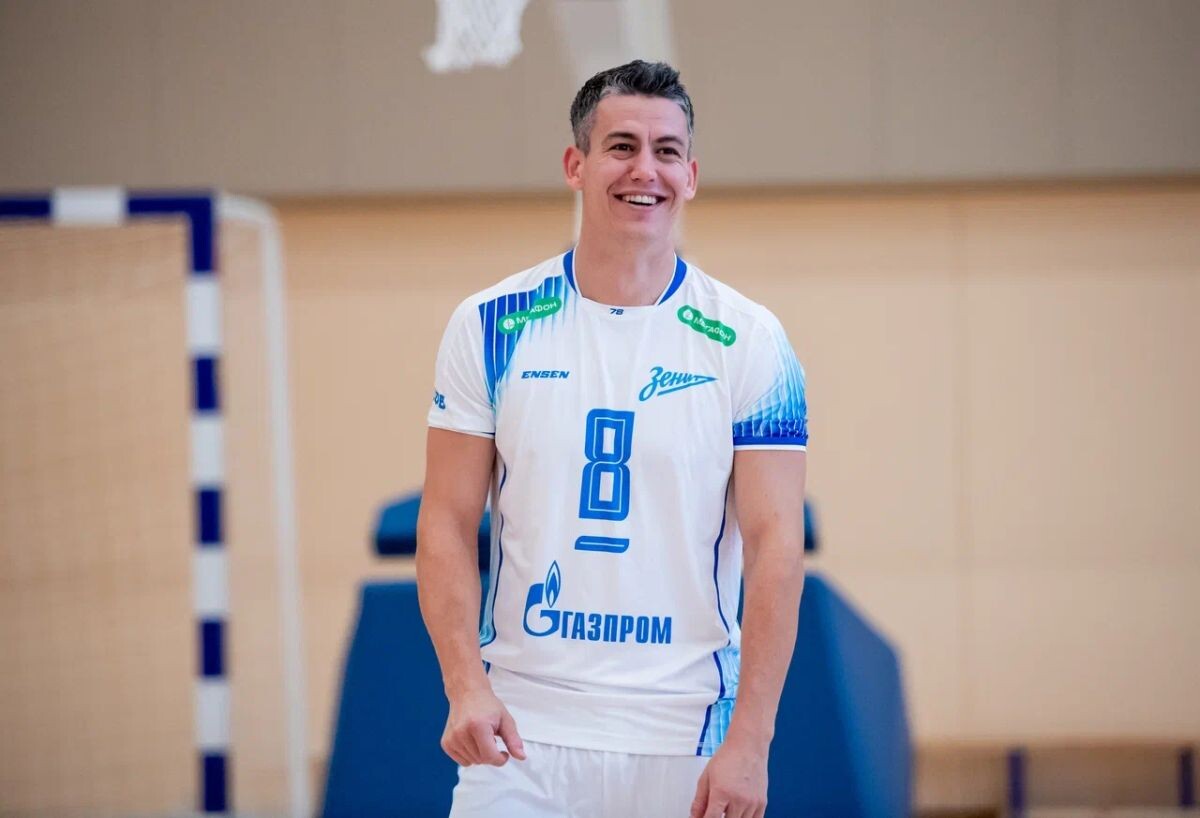 Женя Гребенников на презентации команд волейбольного клуба «Зенит» 15.10.2025 / Фото: vczenit.ru