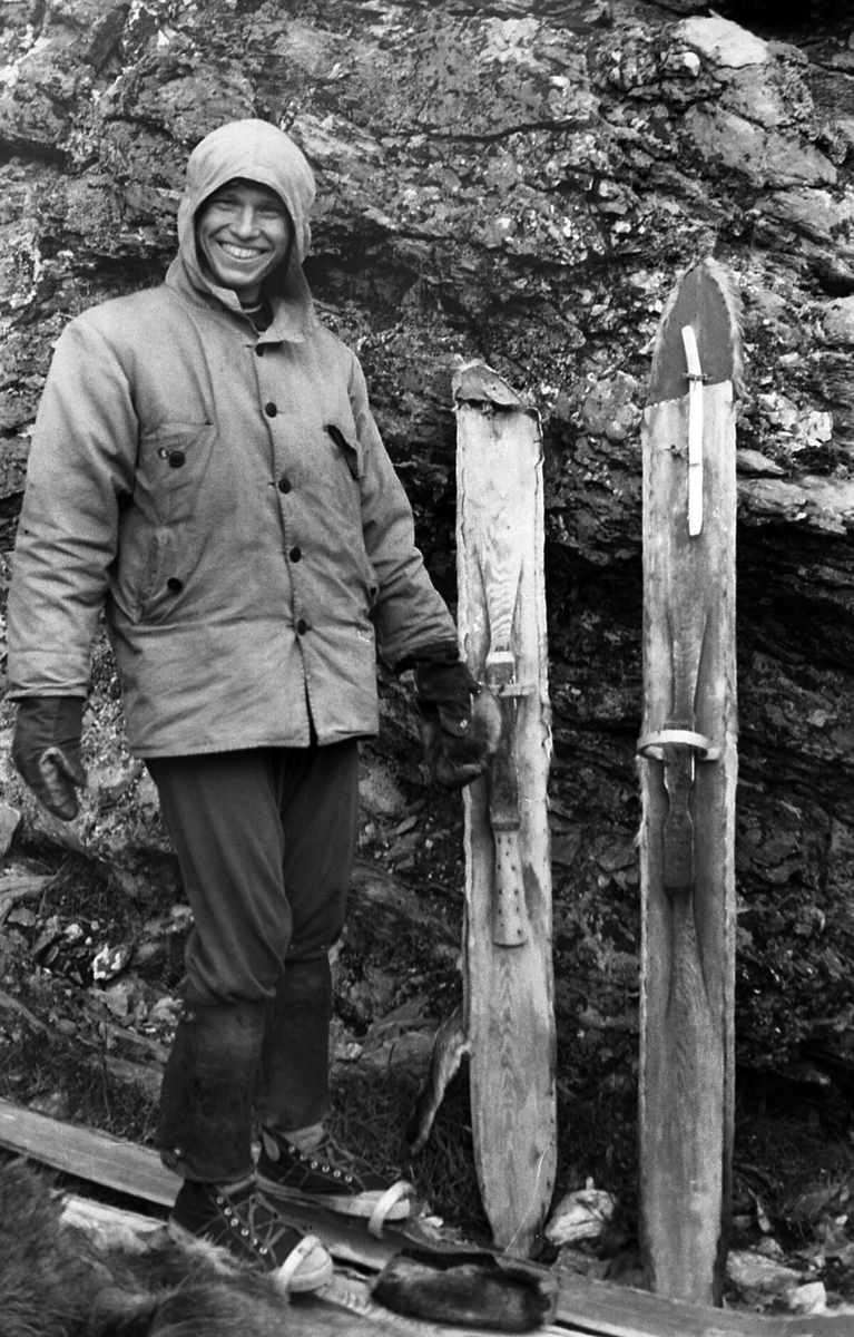 Юрий Юдин стоит у останца на мансийских лыжах, во время экспедиции на перевал группы Якименко летом 1963 года.