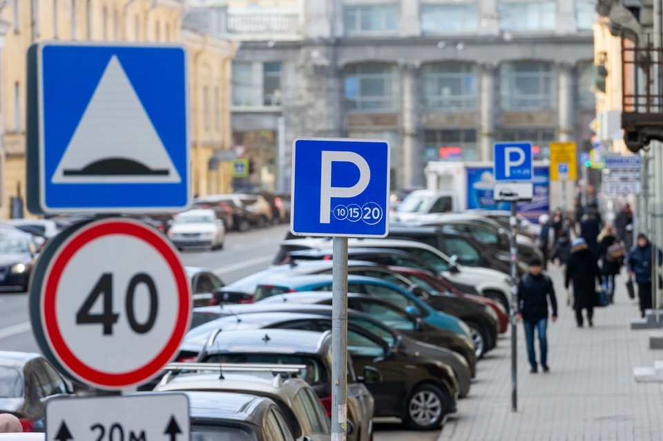    В Заксобрании Петербурга предложили увеличить срок оплаты парковки до суток. Олег ЗОЛОТО