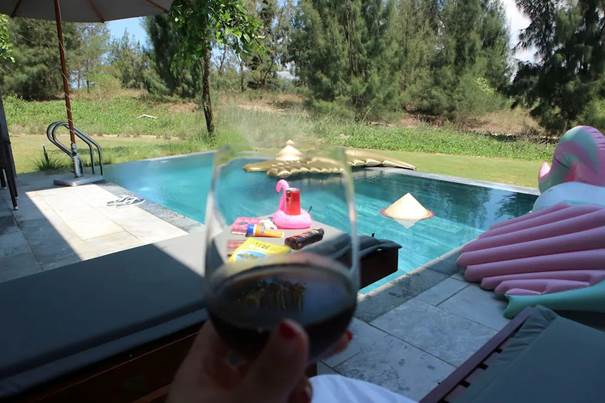 Расслабьтесь с комфортом у бассейна вашей виллы в Дананге