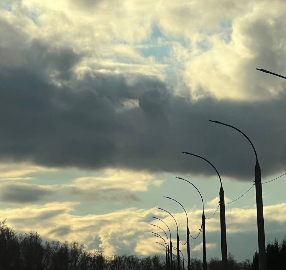 Если ты открываешь камеру смартфона утром и думаешь: «Боже, да почему я такая отекшая?» - то эта история может быть про тебя. И да, дело почти никогда не в соли на ночь.