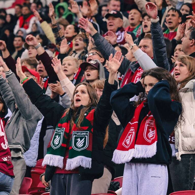 Часто матчи посещают целыми семьями. Фото: t.me/fcrk1958