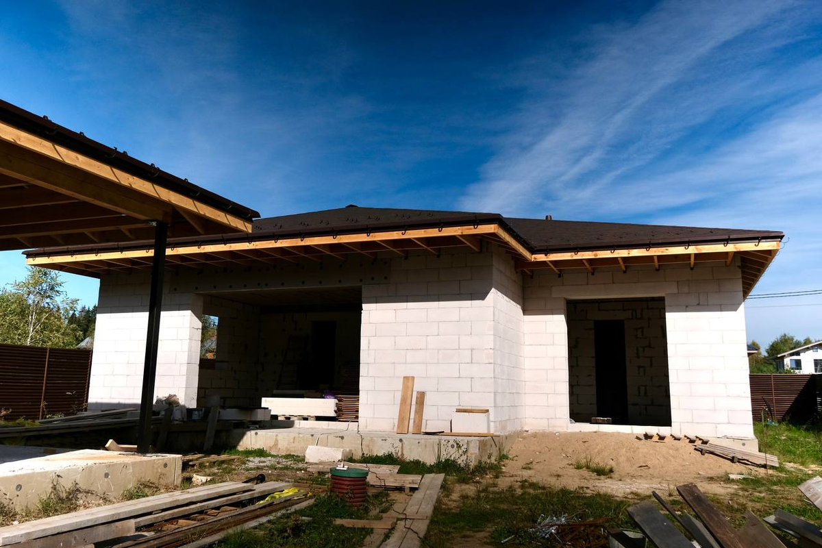 Фото с нашего объекта: Кладка из автоклавного газобетона. Обратите внимание на тонкий клеевой шов (1-2 мм) — признак точной геометрии, которая экономит ваши деньги на отделке.