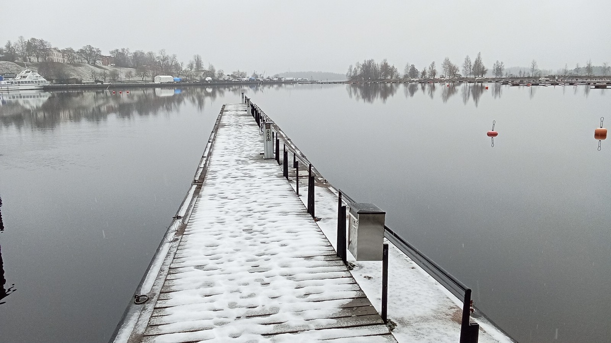 Летом тут были припаркованы плав.средства, а сейчас пусто