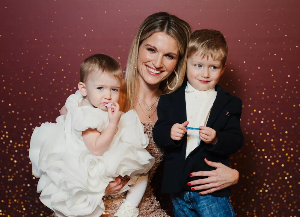    Женя Малахова впервые вышла в свет с двумя детьми