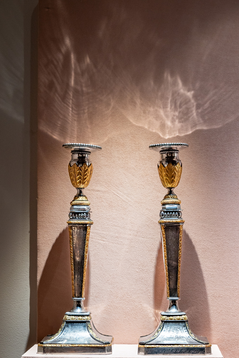 Парные подсвечники. Россия, Тула. Начало XIX в. Сталь, латунь, серебро; ковка, литье, золочение, травление. Из собрания П. И. Щукина