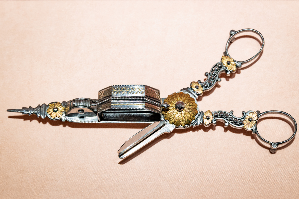 Съёмы для нагара свечи. Российская империя, Тула. Конец XVIII в. Размер: 4×19,5×5 см. Сталь, бронза, полировка, огранка, воронение, золочение