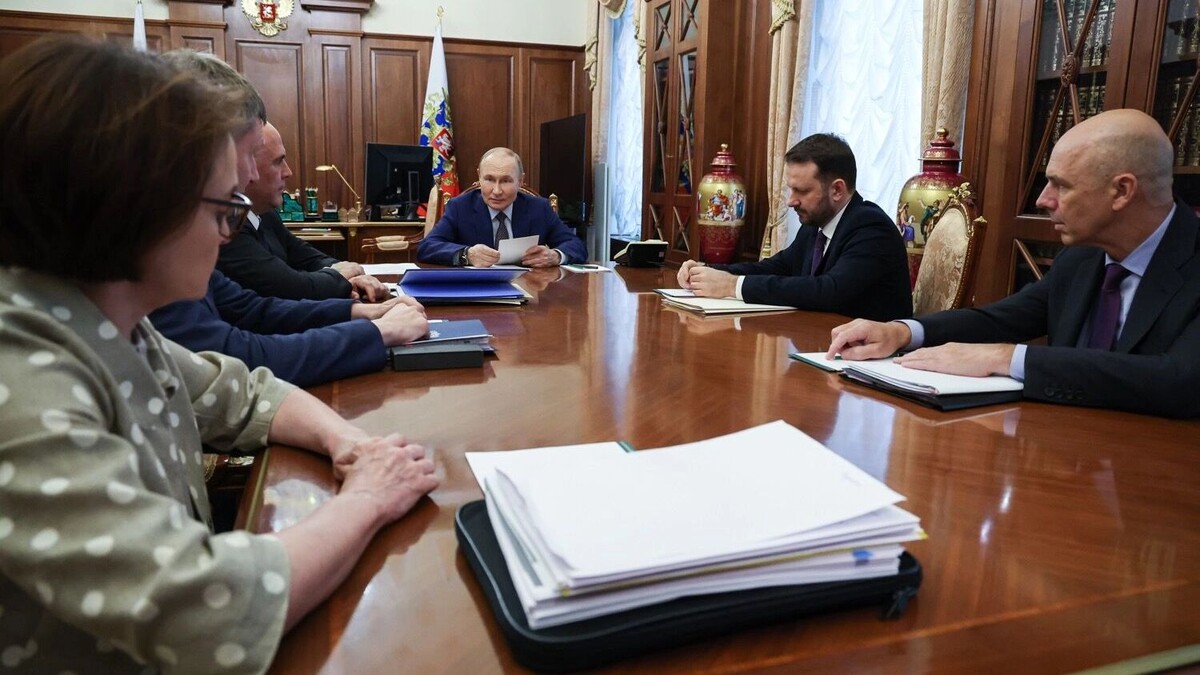 Осенью экономическому блоку кабмина пришлось доложить президенту, что главный индикатор национальной экономики — ВВП — показал рост всего на 1%. Фото: Вячеслав Прокофьев. Пресс-служба президента РФ/ТАСС