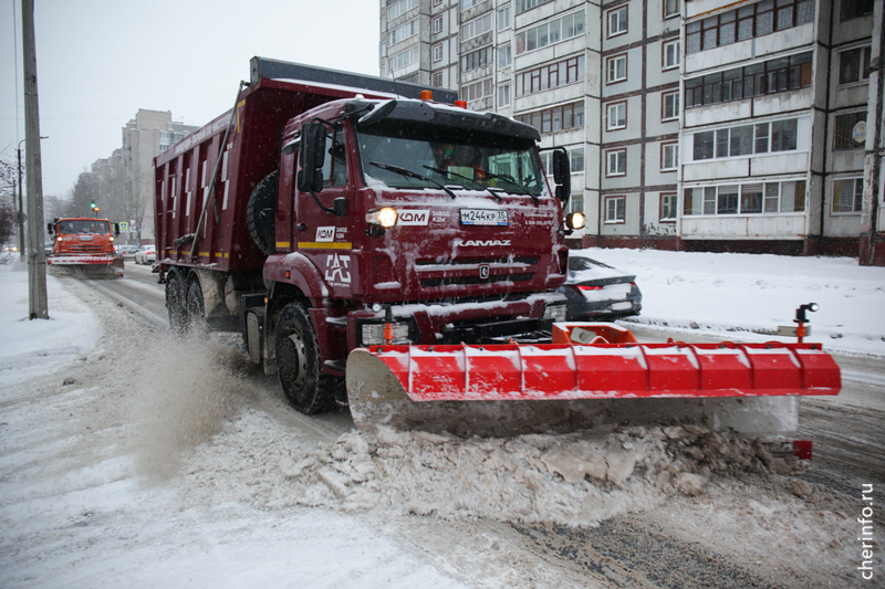    На уборку снега сегодня вышли 44 спецмашины.