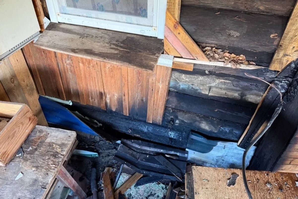    Запер на замок.