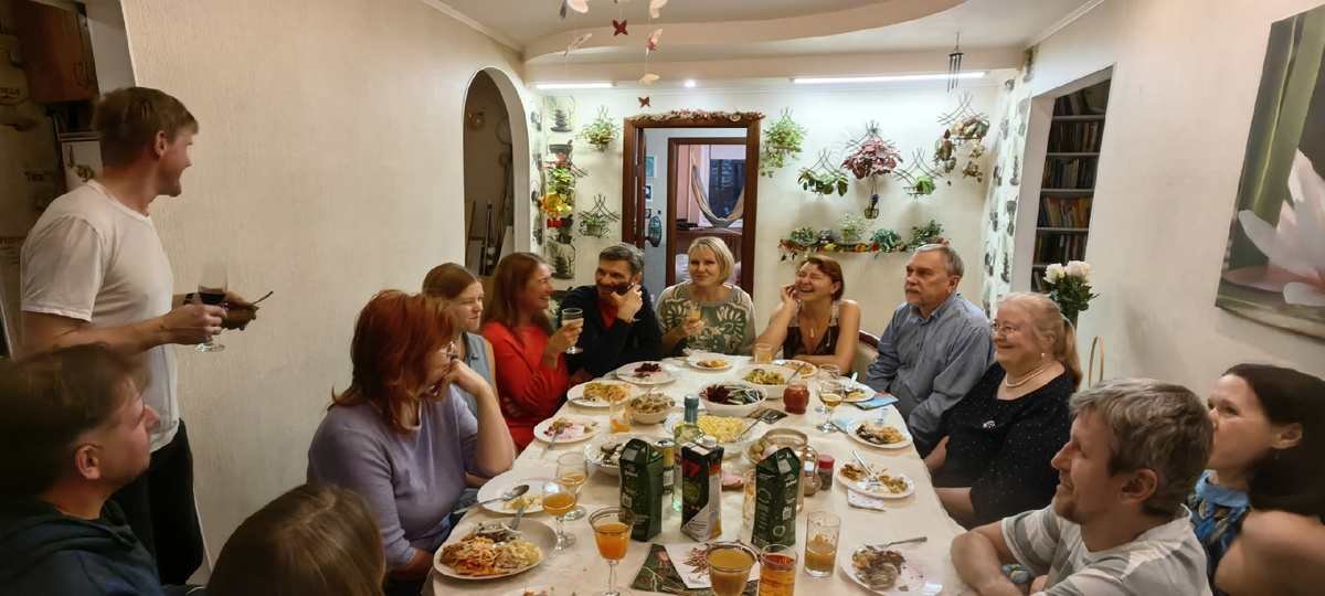 Если что, я в сарафане на дальнем конце стола, и это мой дом, муж (он стоит) и любимые люди))