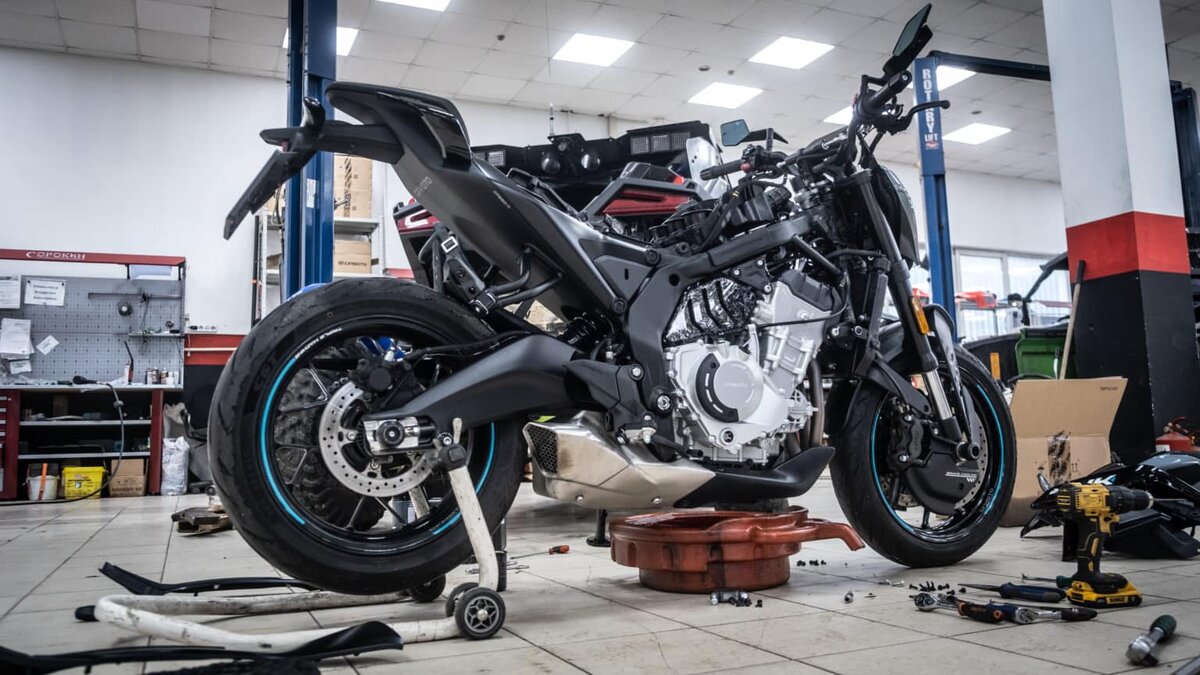 
Проходить ТО лучше у дилеров — они могут добраться до труднодоступных узлов и внимательно все осмотреть. В будущем это экономит деньги, потому что можно вовремя заметить мелкую поломку и устранить ее