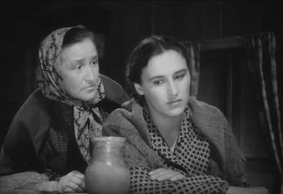 Стеша (Нонна Мордюкова) с матерью (Анастасия Денисова), кадр из фильма "Чужая родня" (1955)