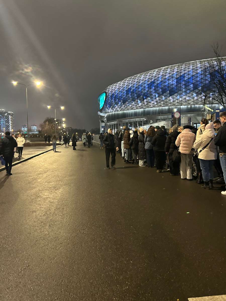 Очередь на концерт Holidayboy. Москва, ВТБ Арена. Фото из личного архива