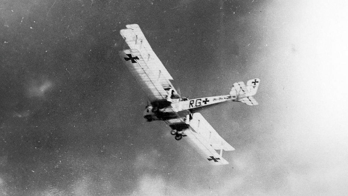 Бомбардировщик Gotha G IV в полёте.