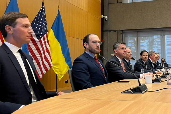 Зять президента Дональда Трампа Джаред Кушнер, специальный представитель США Стив Уиткофф, государственный секретарь США Марко Рубио и министр армии США Дэниел Дрисколл перед началом закрытых переговоров с главой Офиса президента Украины Андреем Ермаком в Женеве, 23 ноября 2025 года / Emma Farge/Reuters  