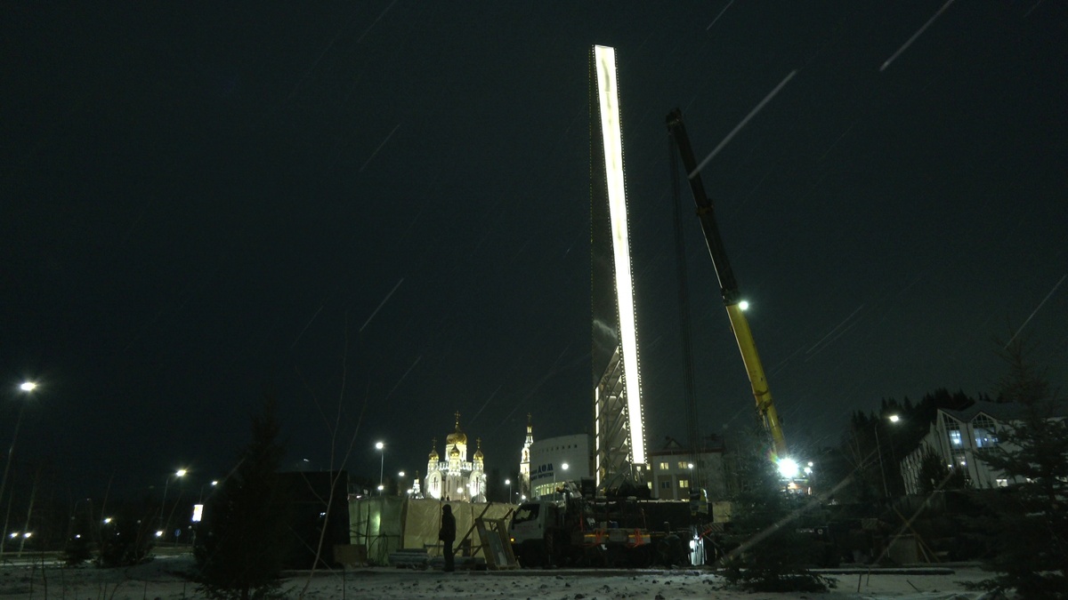    Стела «Город трудовой доблести» в Ханты-Мансийске засияла