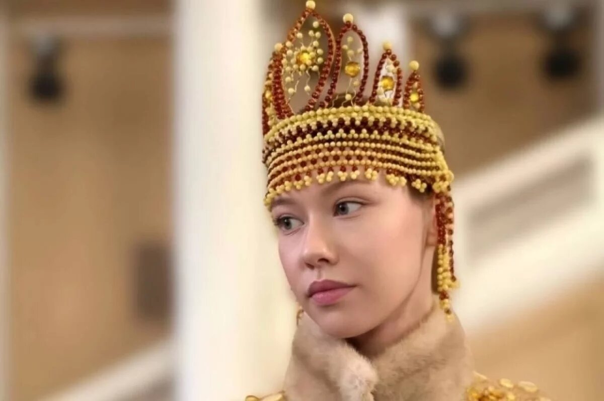    В Калининградской области создали кокошник из янтаря возрастом 50 млн лет