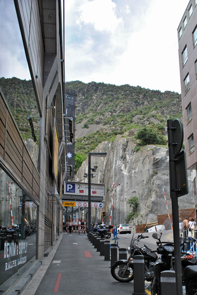 одна из узких улиц Андорры-ла-Велья (фото автора)