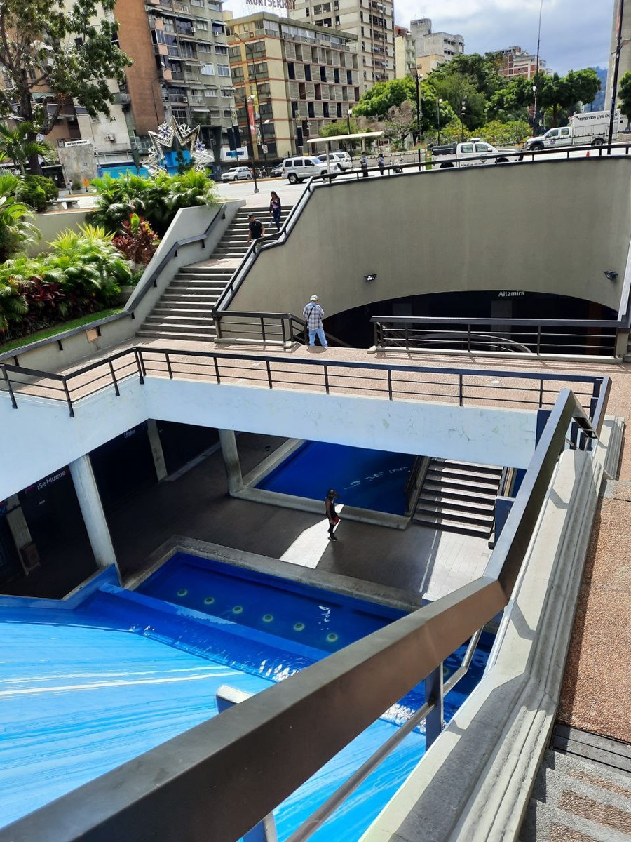 Вход на одну из самых красивых станций метро - Altamira.