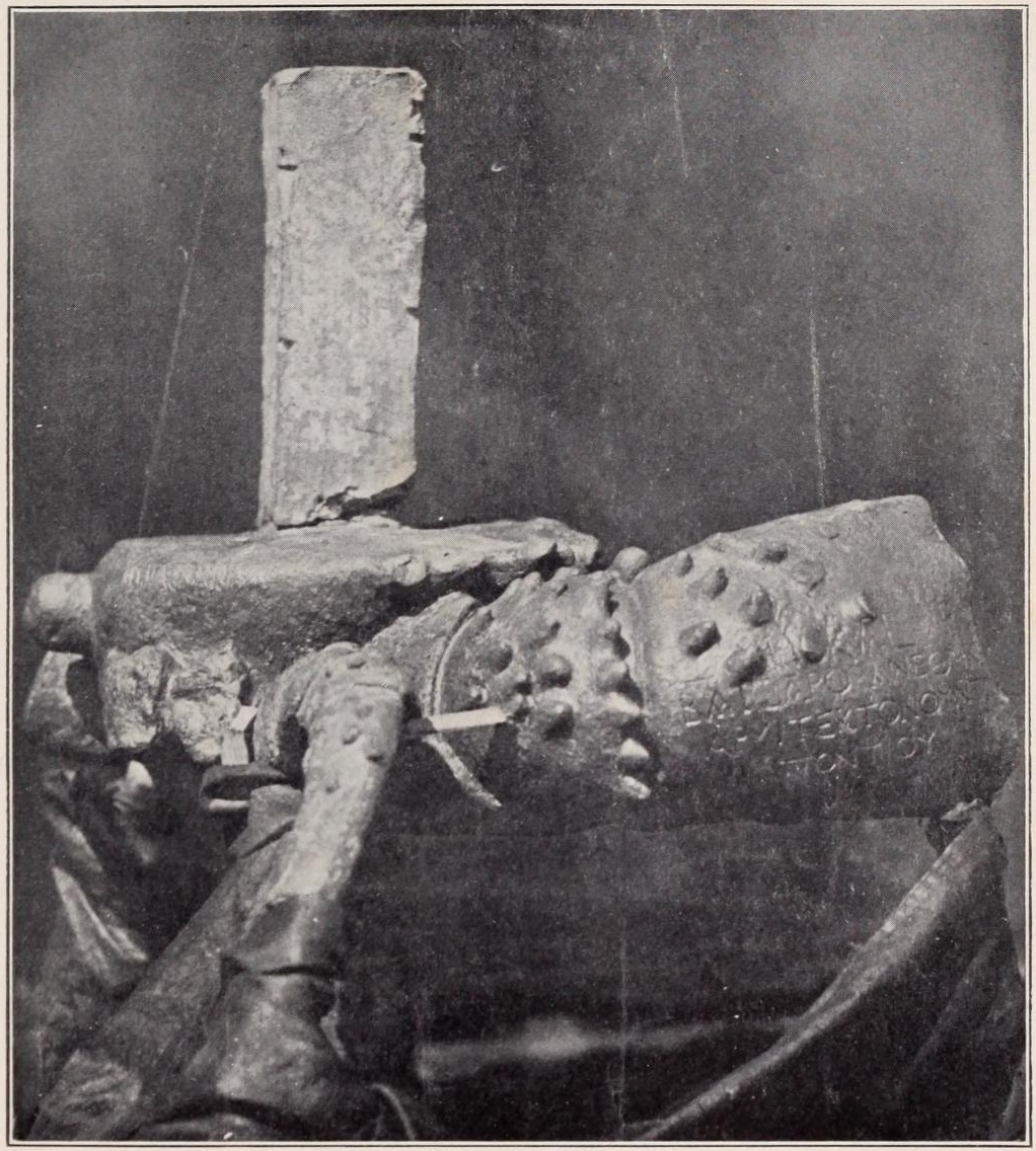 Сохранившийся фрагмент одного из бронзовых крабов, поддерживавших обелиск, верхняя часть — один из штифтов. На клешне просматривается греческая надпись