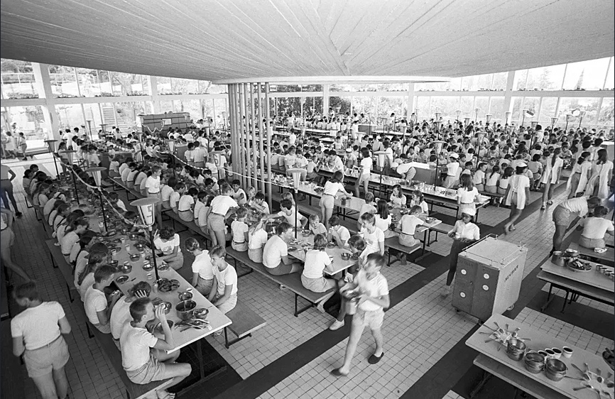 Столовая в пионерском лагере "Озерный" 1985 (https://news.store.rambler.ru/img/4c801fc8b261c041663f9b7e7f975012?img-format=auto&img-1-resize=height:565,fit:max&img-2-filter=sharpen)