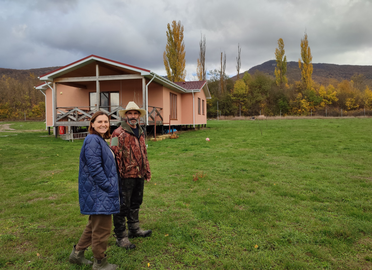 Сандро Фонтана и его жена Алена на своей страусиной ферме «Швейцарский двор» в Байдарской долине.
